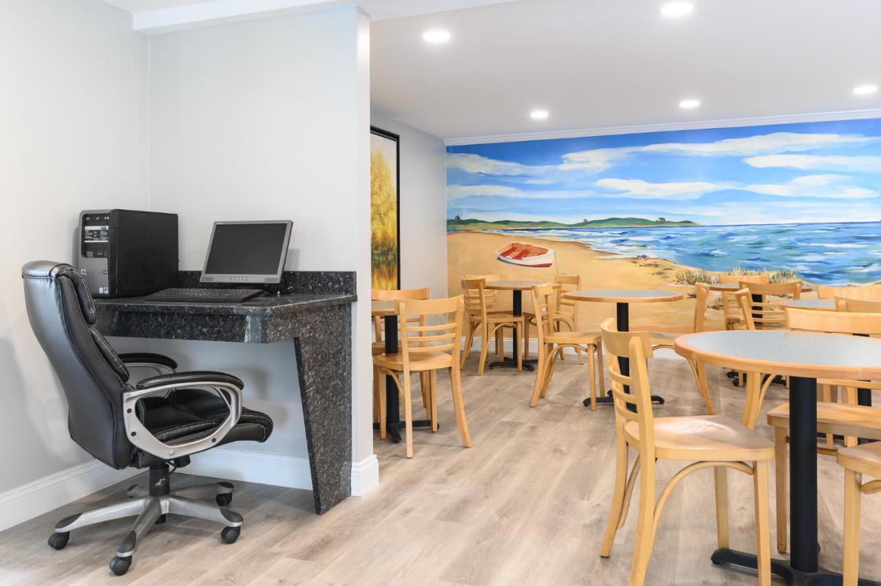 Captains Quarters Motel & Conference Center Истхем Экстерьер фото