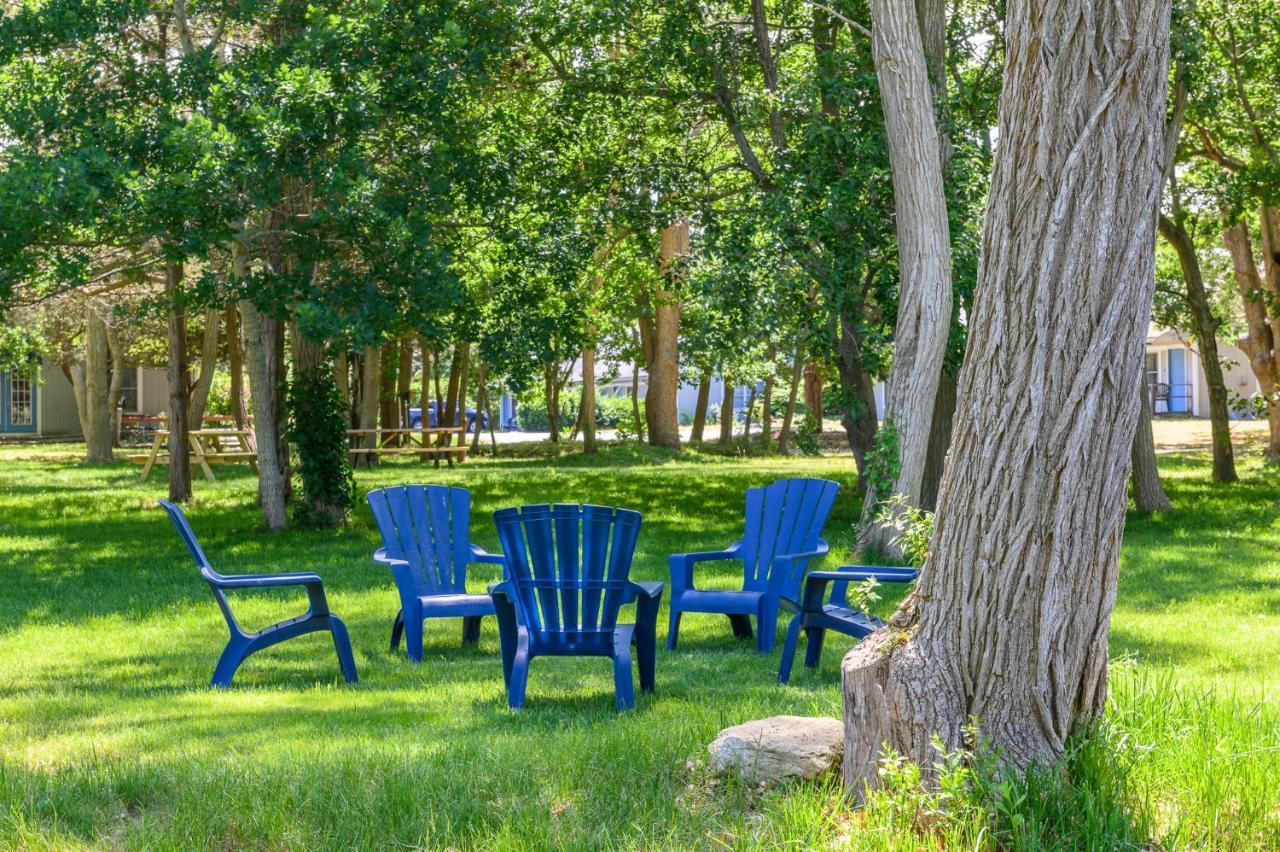 Captains Quarters Motel & Conference Center Истхем Экстерьер фото