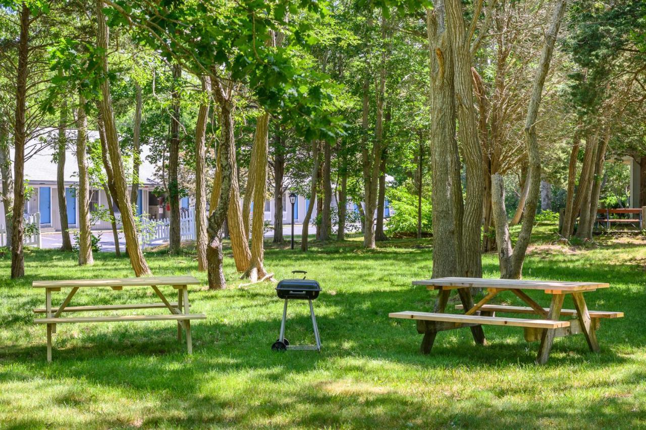 Captains Quarters Motel & Conference Center Истхем Экстерьер фото