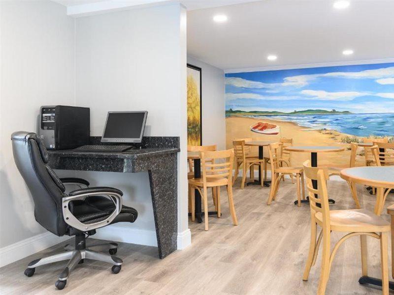 Captains Quarters Motel & Conference Center Истхем Экстерьер фото