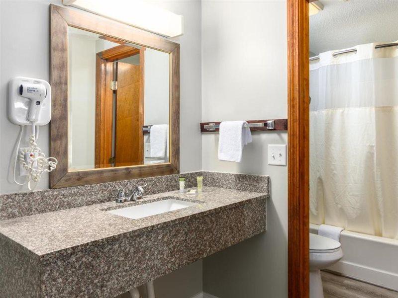 Captains Quarters Motel & Conference Center Истхем Экстерьер фото