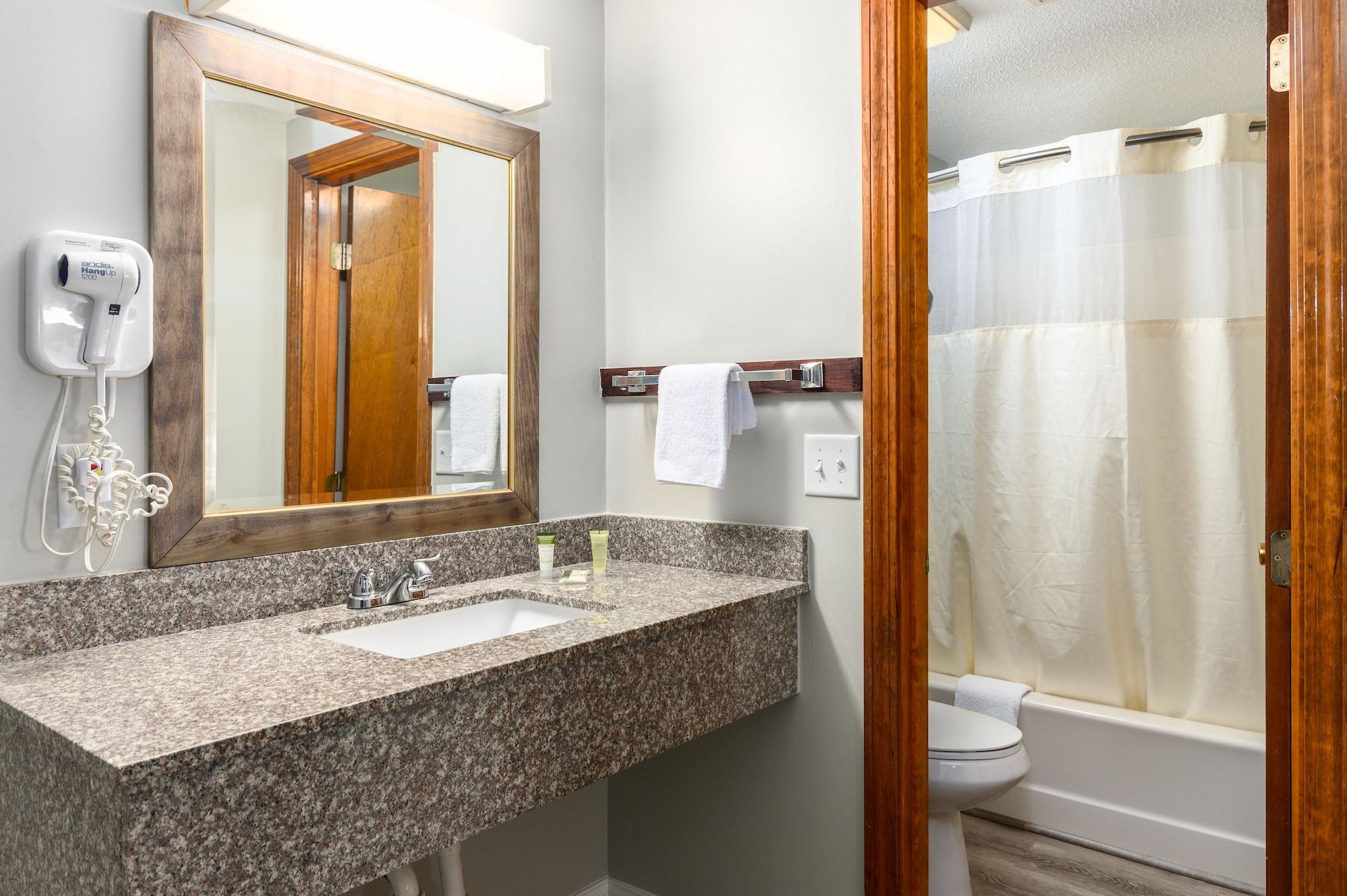 Captains Quarters Motel & Conference Center Истхем Экстерьер фото