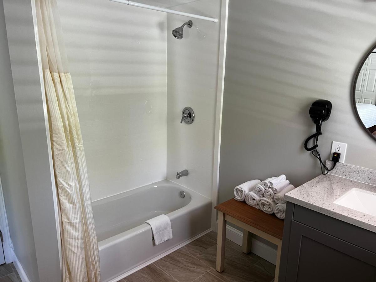 Captains Quarters Motel & Conference Center Истхем Экстерьер фото