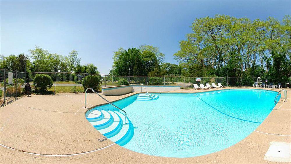 Captains Quarters Motel & Conference Center Истхем Экстерьер фото